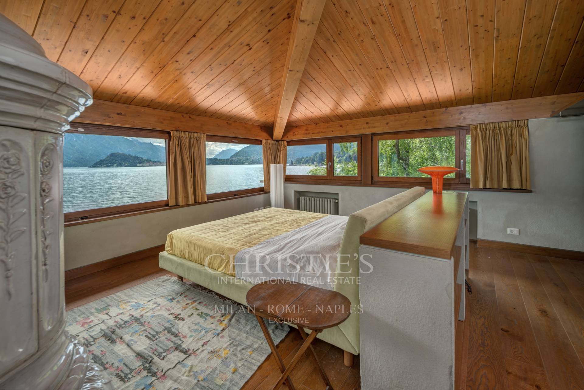 picture of Elegant Pied-dans-l'eau Villa With Large Lakefront Garden And Private Pier