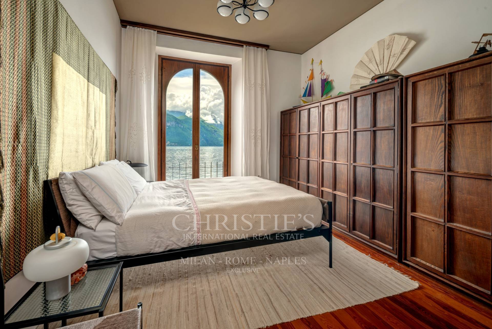 picture of Elegant Pied-dans-l'eau Villa With Large Lakefront Garden And Private Pier