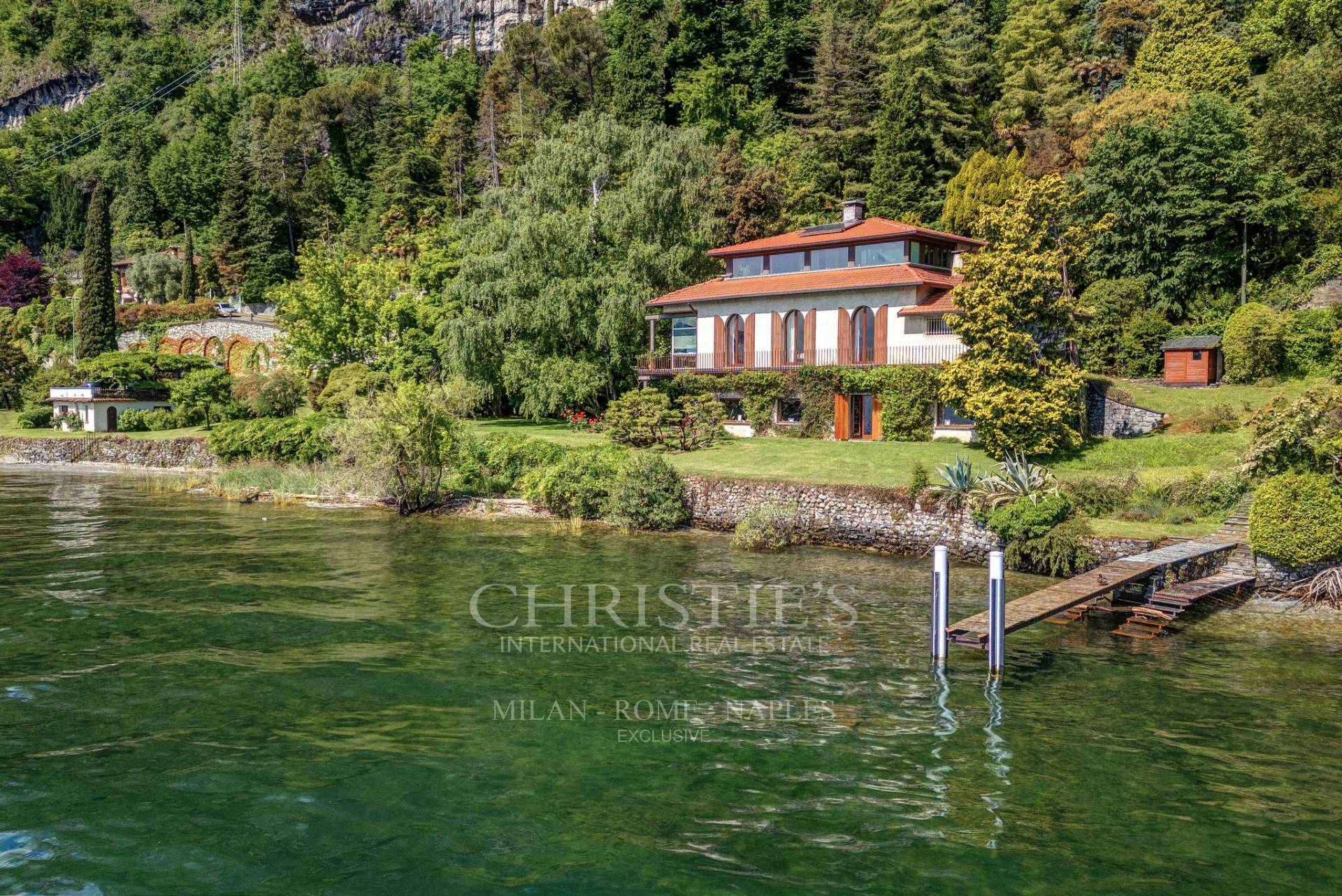 picture of Elegant Pied-dans-l'eau Villa With Large Lakefront Garden And Private Pier