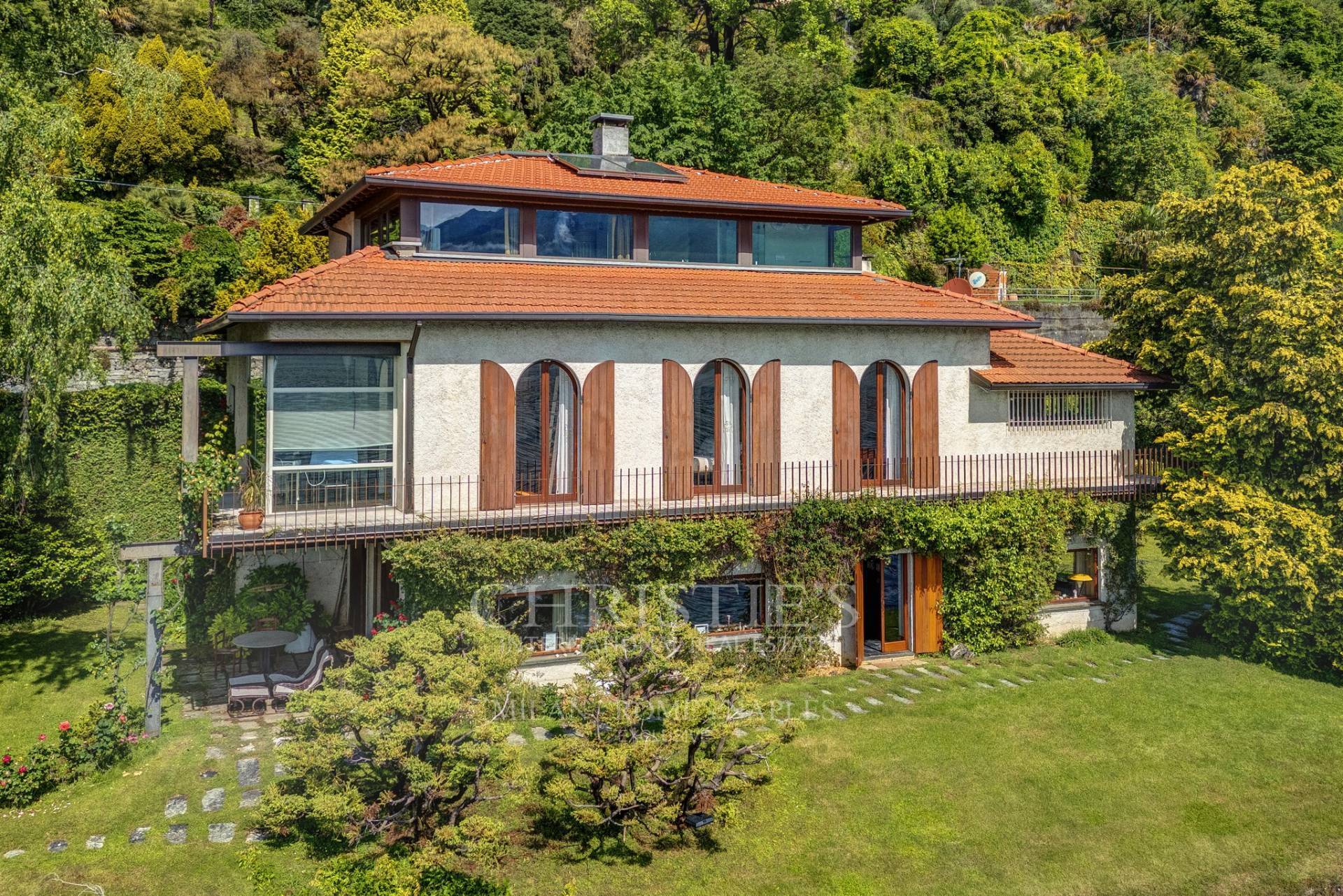 picture of Elegant Pied-dans-l'eau Villa With Large Lakefront Garden And Private Pier