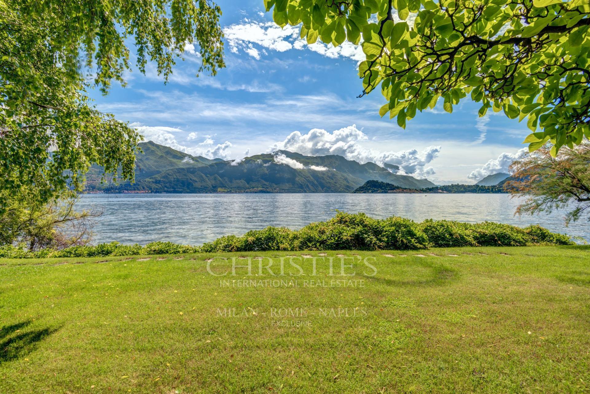 picture of Elegant Pied-dans-l'eau Villa With Large Lakefront Garden And Private Pier