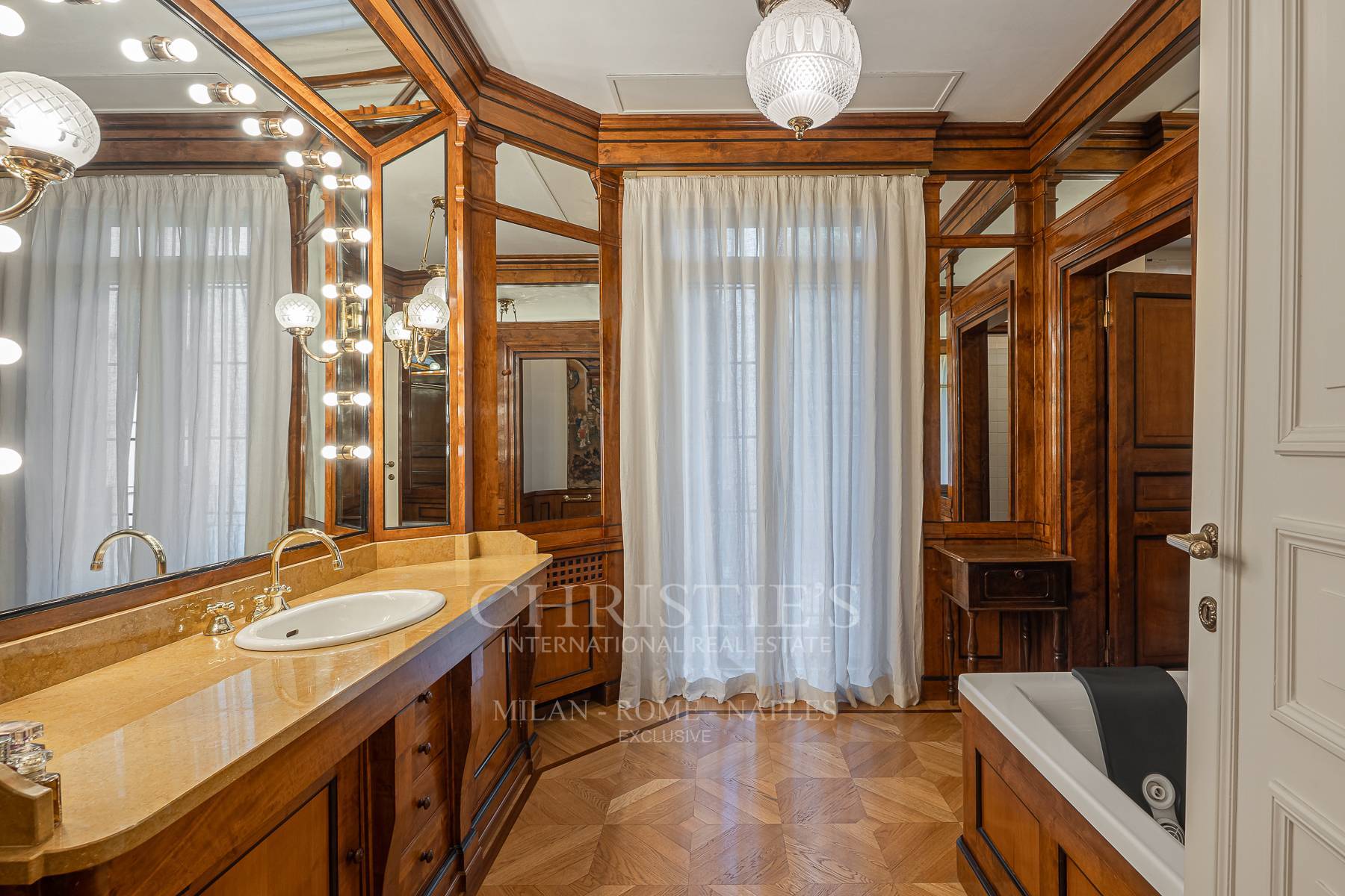 picture of Classic And Prestigious Apartment In The Fashion District