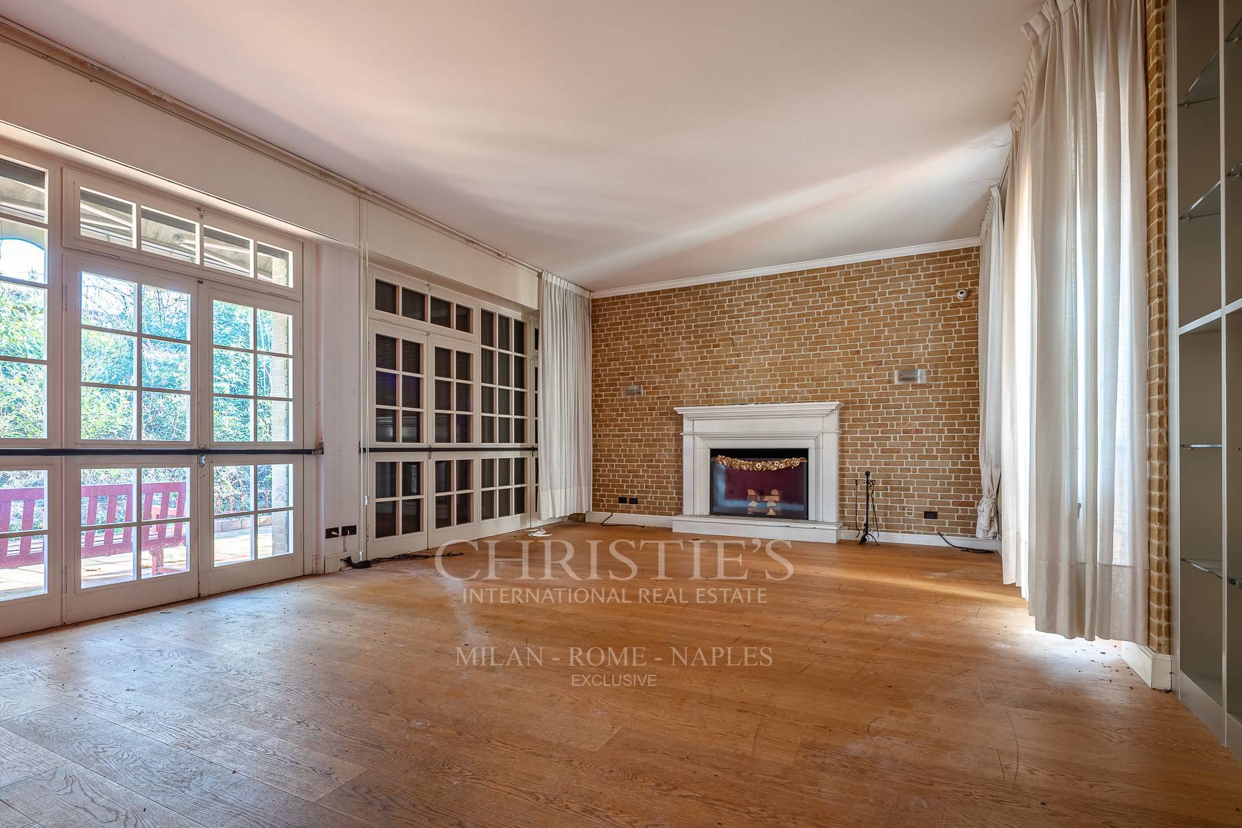 picture of Prestigious Villa To Be Renovated With Swimming Pool And Extraordinary Potential - San Siro Area