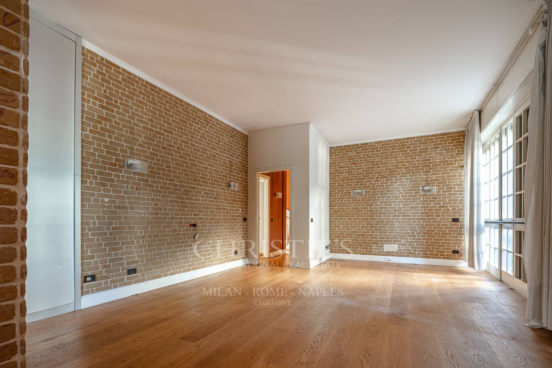 picture of Prestigious Villa To Be Renovated With Swimming Pool And Extraordinary Potential - San Siro Area