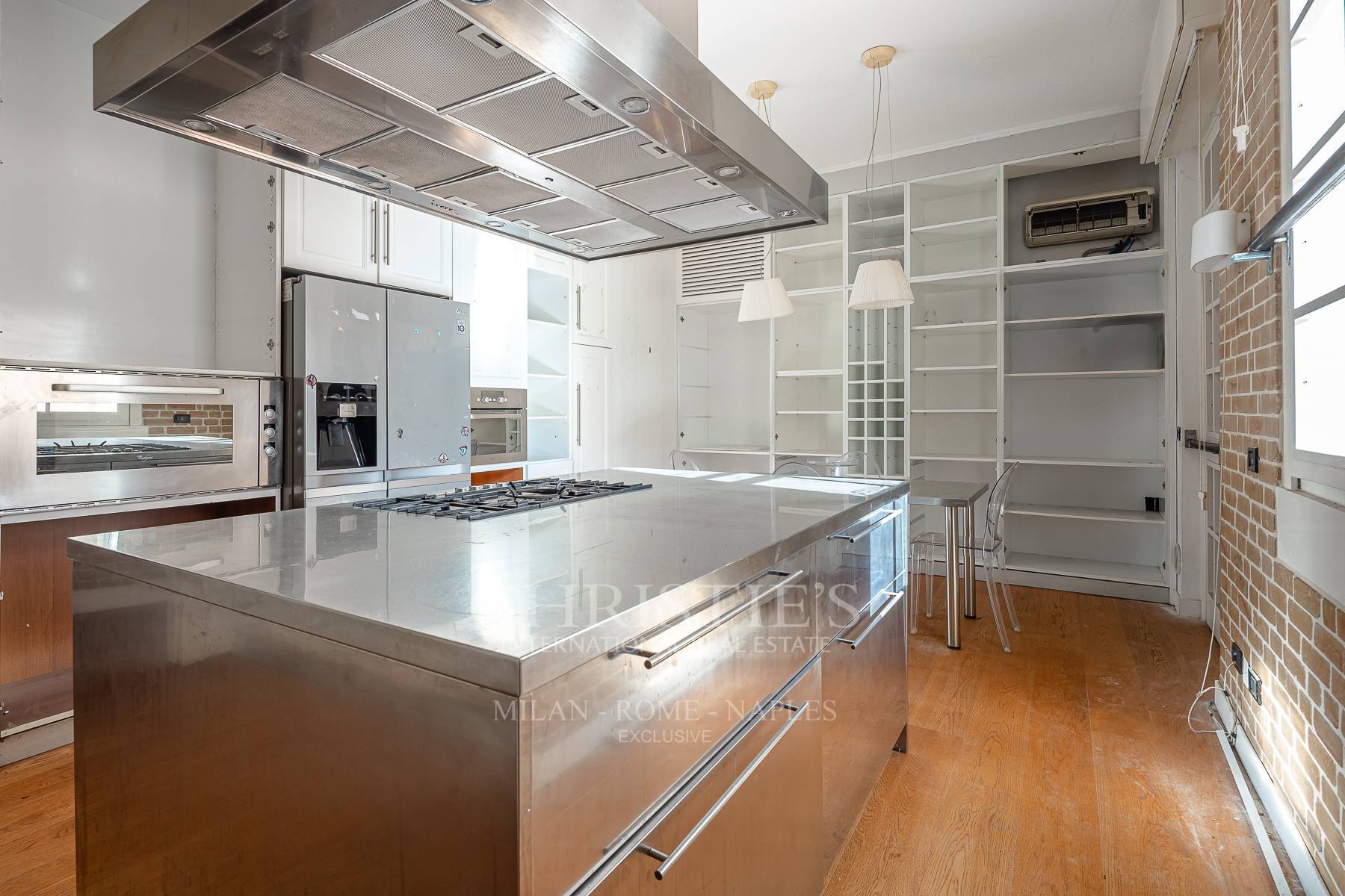 picture of Prestigious Villa To Be Renovated With Swimming Pool And Extraordinary Potential - San Siro Area