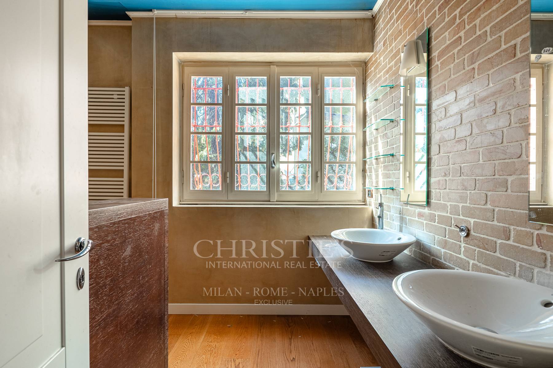 picture of Prestigious Villa To Be Renovated With Swimming Pool And Extraordinary Potential - San Siro Area