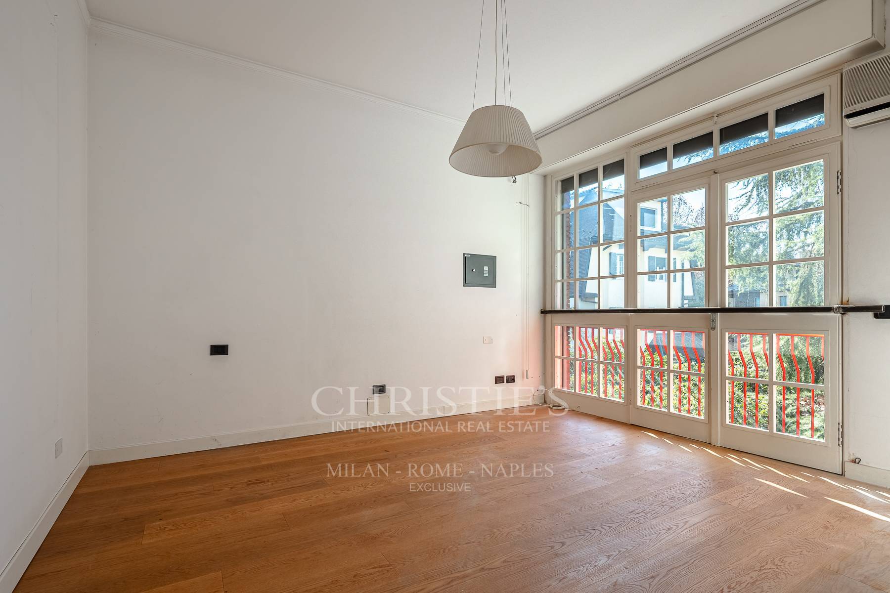 picture of Prestigious Villa To Be Renovated With Swimming Pool And Extraordinary Potential - San Siro Area