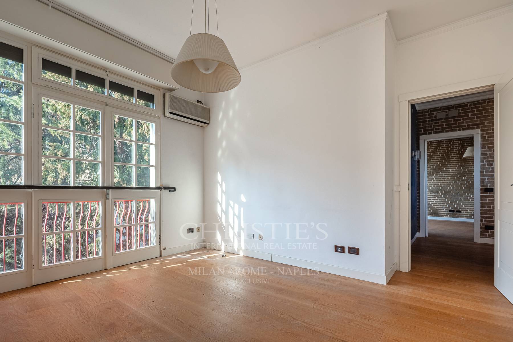 picture of Prestigious Villa To Be Renovated With Swimming Pool And Extraordinary Potential - San Siro Area