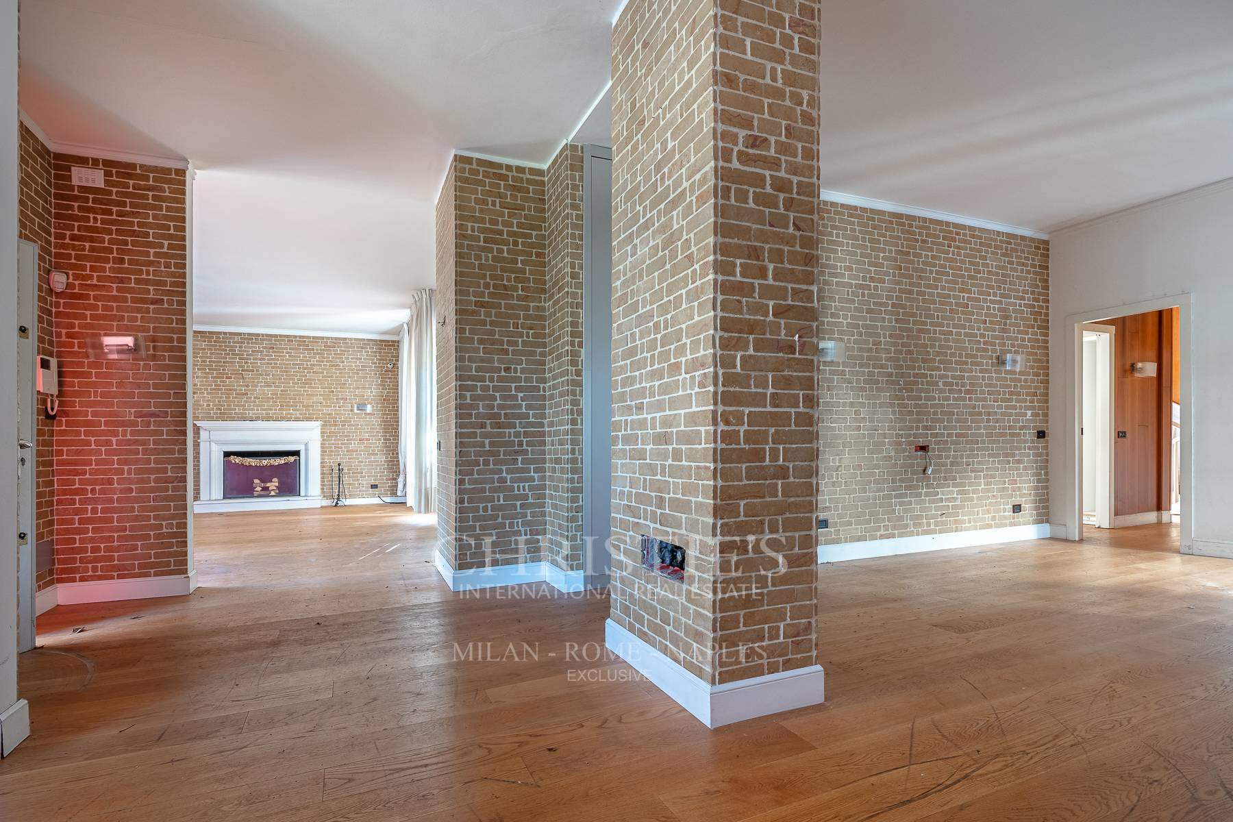 picture of Prestigious Villa To Be Renovated With Swimming Pool And Extraordinary Potential - San Siro Area