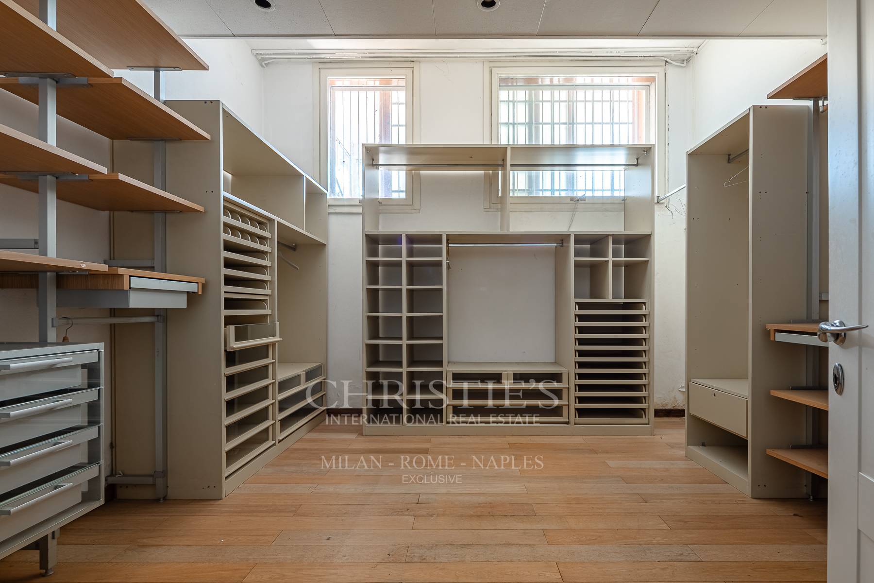 picture of Prestigious Villa To Be Renovated With Swimming Pool And Extraordinary Potential - San Siro Area