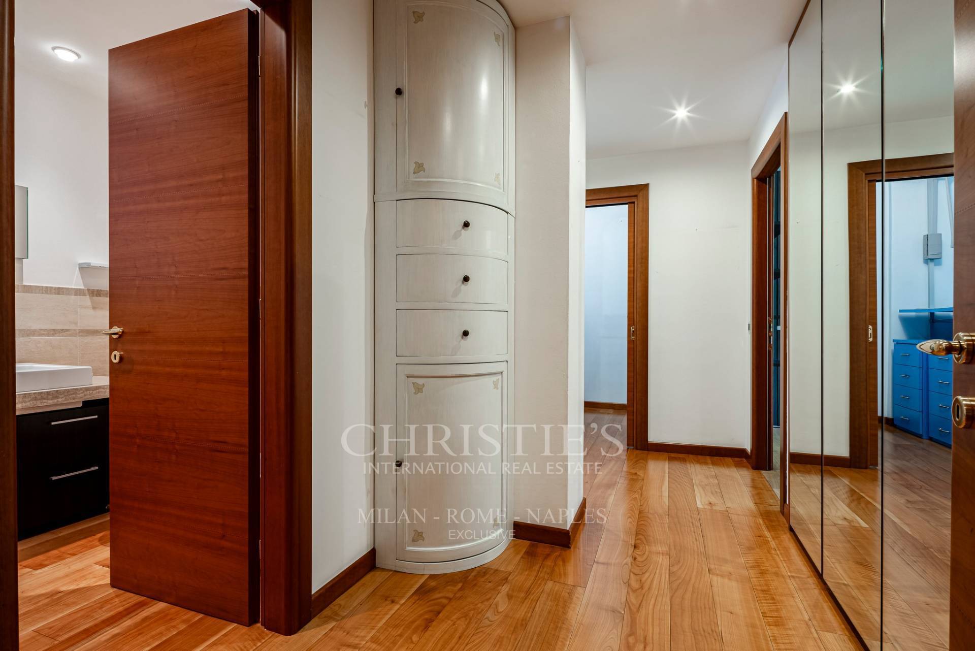 picture of Elegant Apartment With Dual Exposure Surrounded By Greenery – Citylife Area