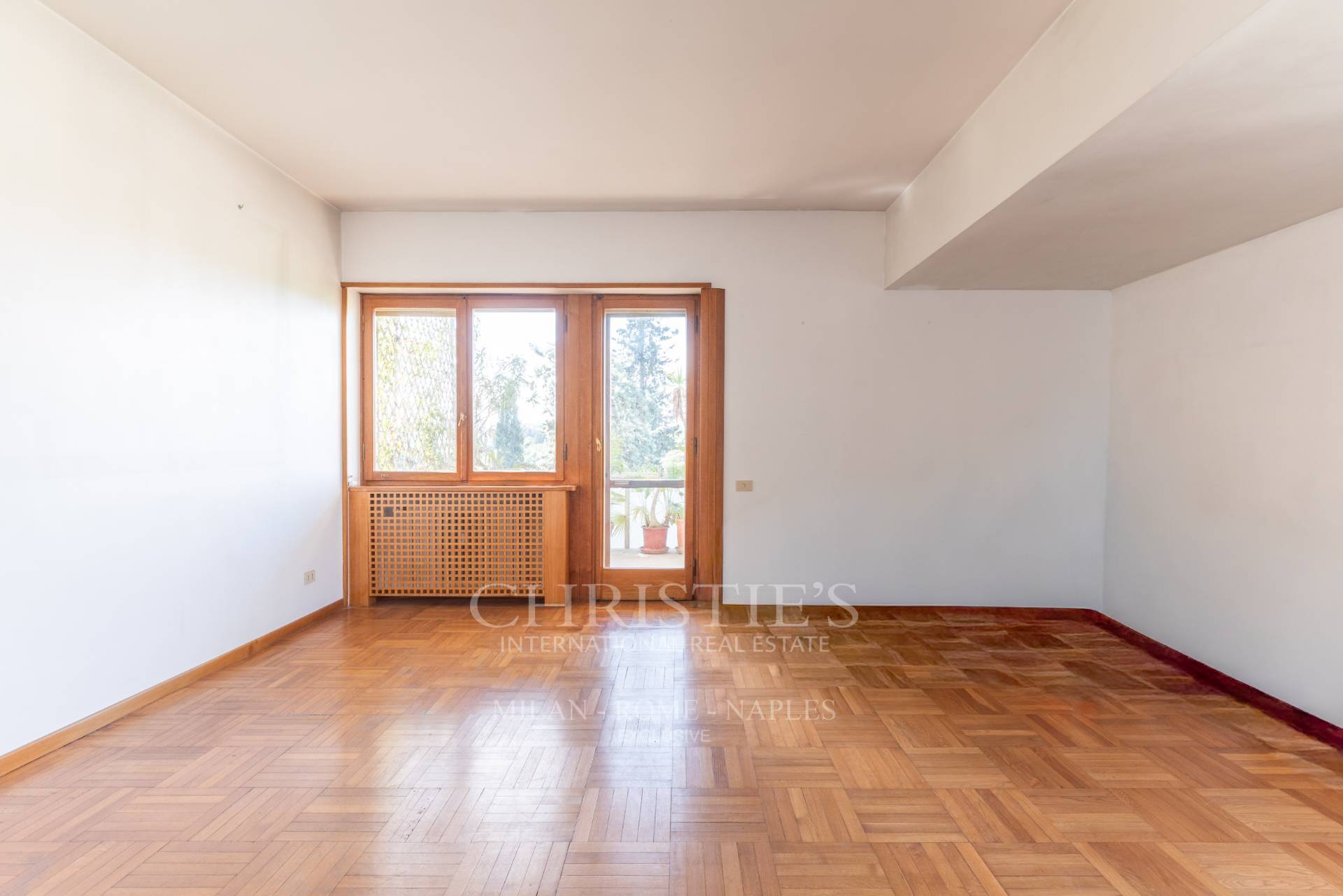 picture of Large Apartment In Residential District