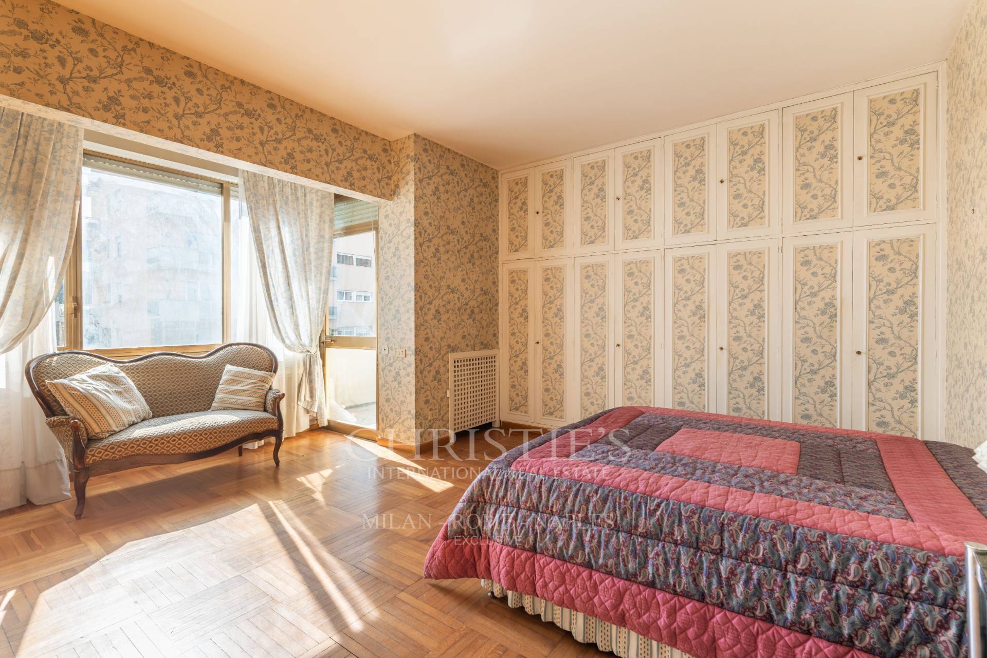 picture of Large Apartment In Residential District
