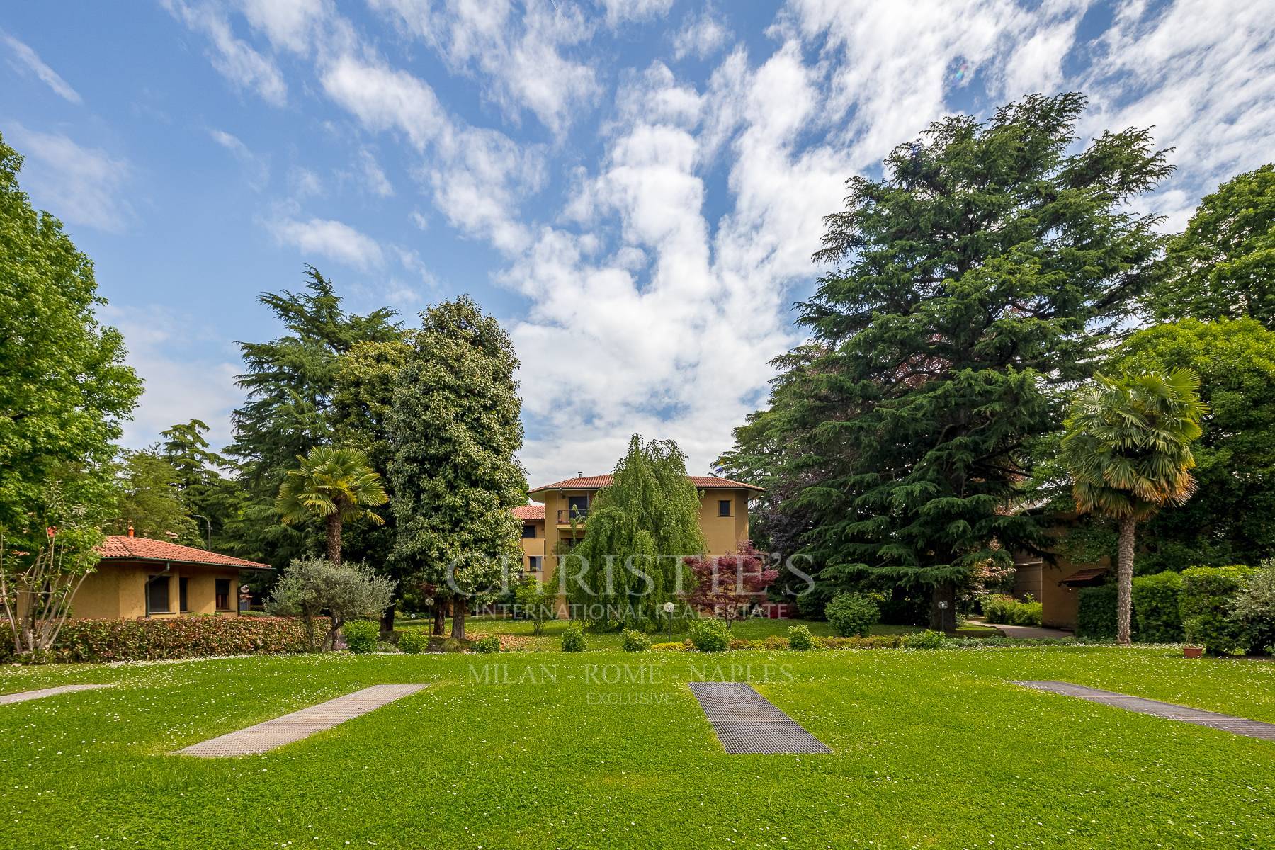 picture of Spacious Residence In Prestigious Setting Near Royal Villa Of Monza And Parkland