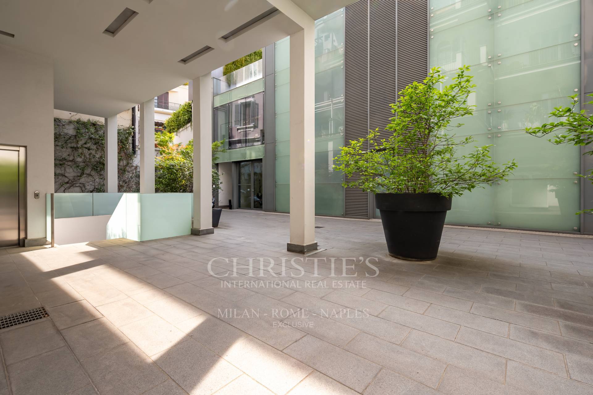 picture of Commercial Space In The Indipendenza/cinque Giornate Area