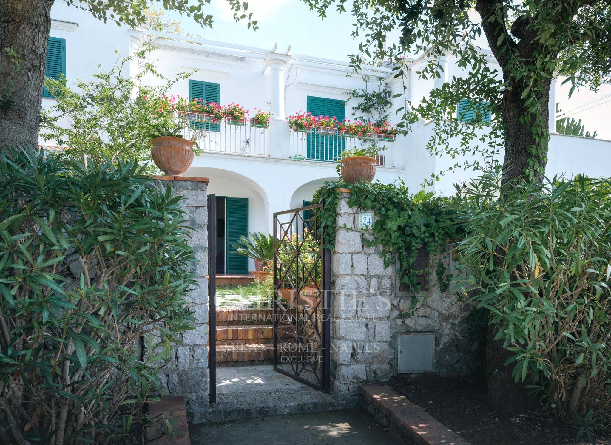 picture of Villa With A Private Entrance And Two Gardens, In Excellent Condition
