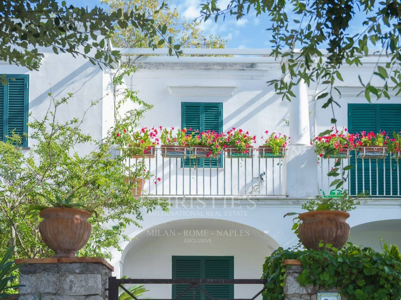 picture of Villa With A Private Entrance And Two Gardens, In Excellent Condition