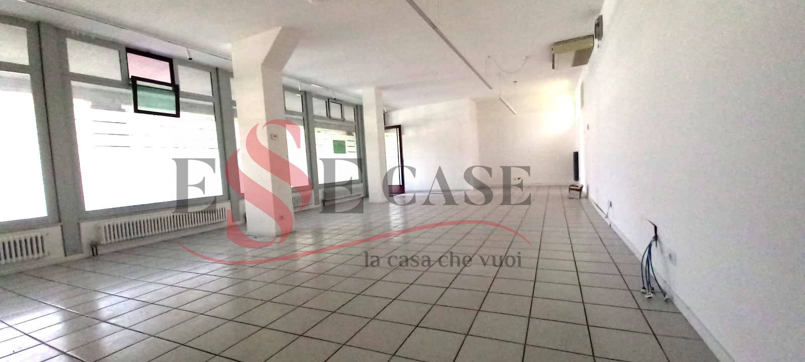 Locale commerciale a Alzano Lombardo