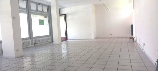 Locale commerciale a Alzano Lombardo