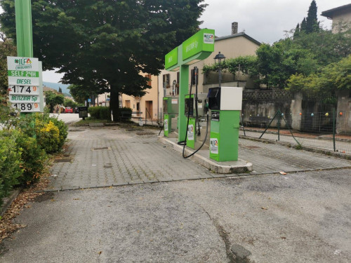 Attività commerciale in vendita a Valtopina