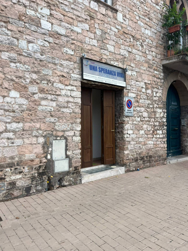 Locale Artigianale in vendita a Foligno