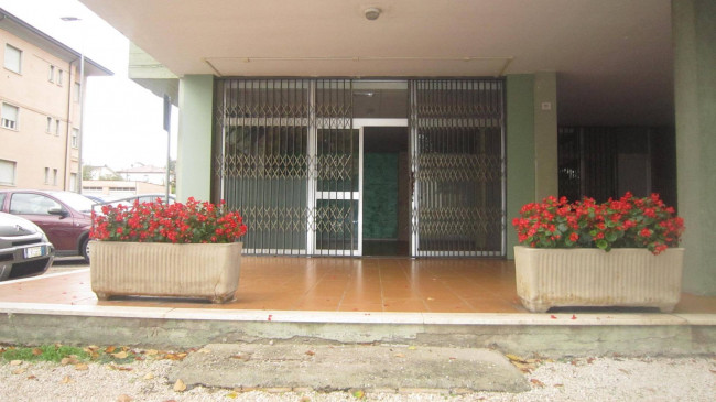 Locale commerciale in affitto a Foligno