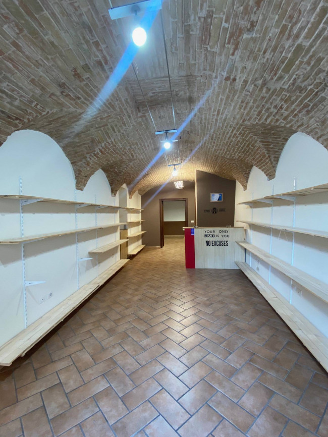 Locale commerciale in affitto a Foligno