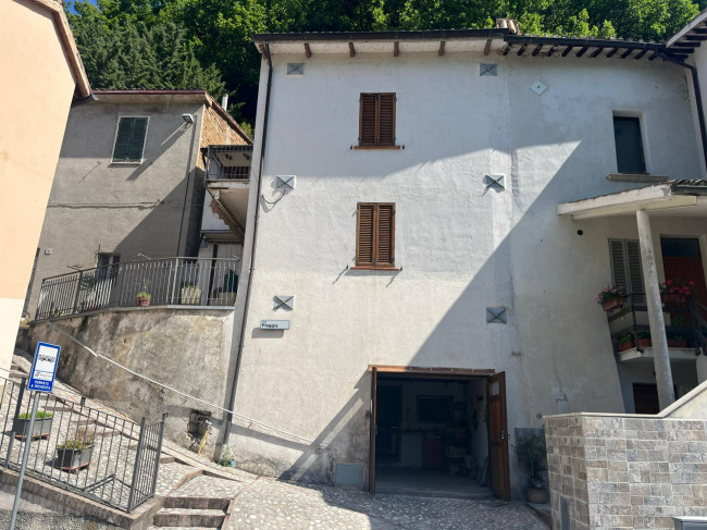 Casa Indipendente in vendita a Foligno