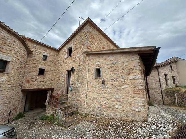 Casa Indipendente in vendita a Sellano
