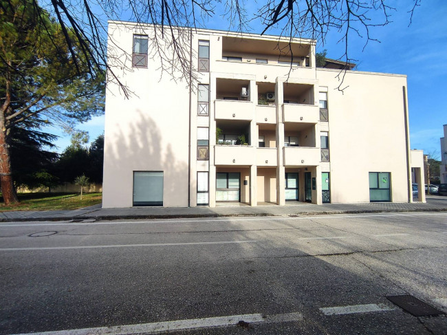 Locale commerciale in affitto a Foligno