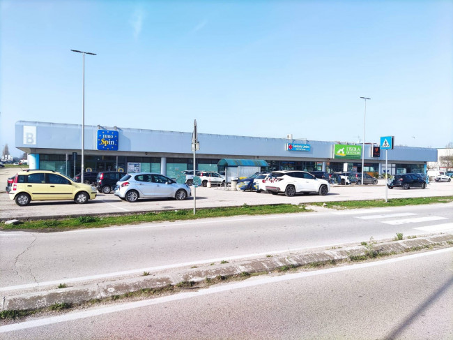 Attività commerciale in affitto a Foligno