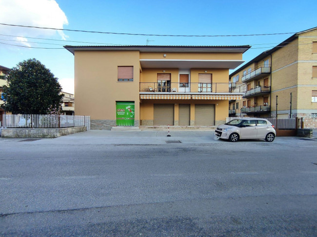 Locale commerciale in affitto a Foligno
