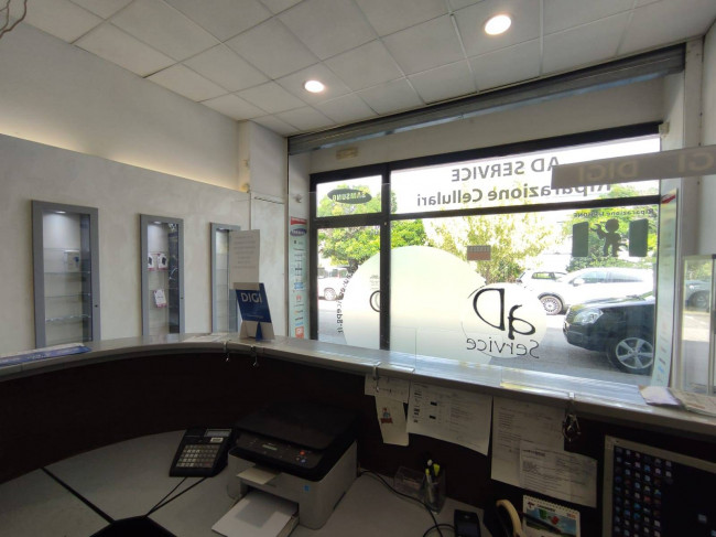 Locale commerciale in vendita a Foligno
