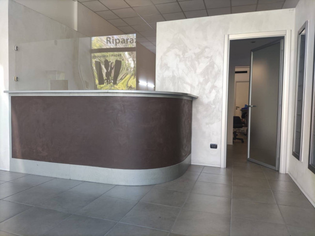 Locale commerciale in vendita a Foligno