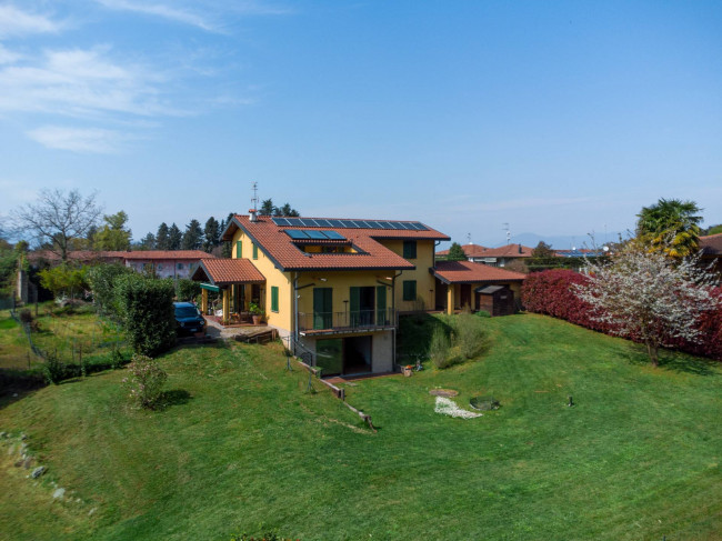 Villa in vendita a Sesto Calende