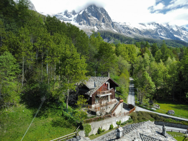 Villa Singola  in <br/> vendita a Courmayeur