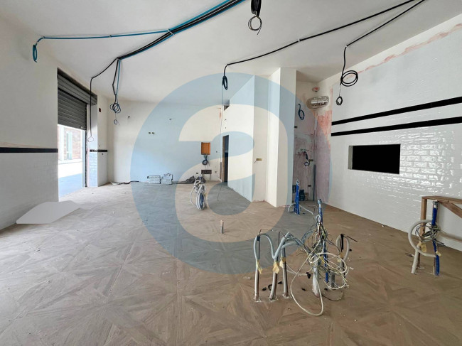 Locale commerciale in affitto a Bari