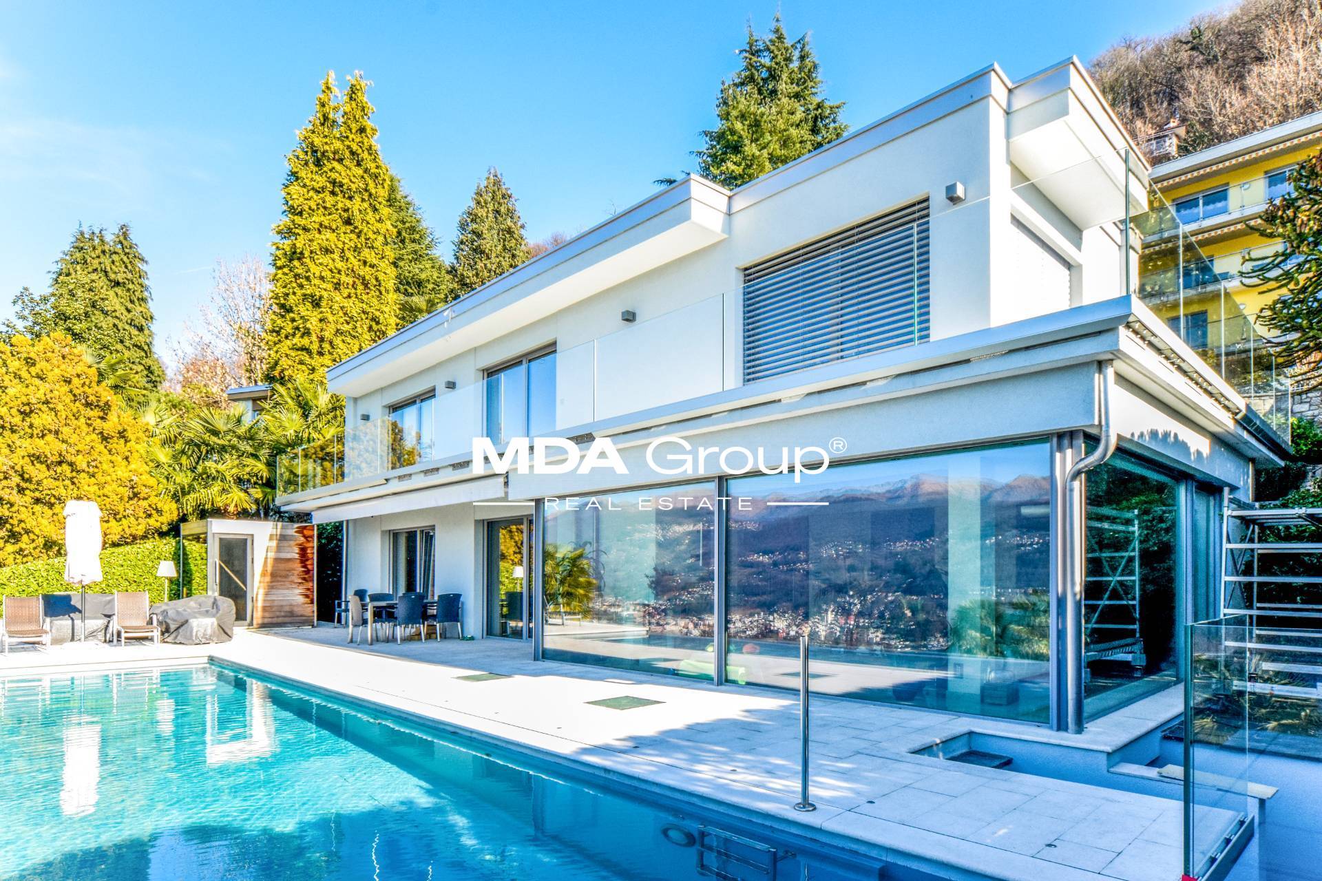 VILLA WITH SWIMMING POOL