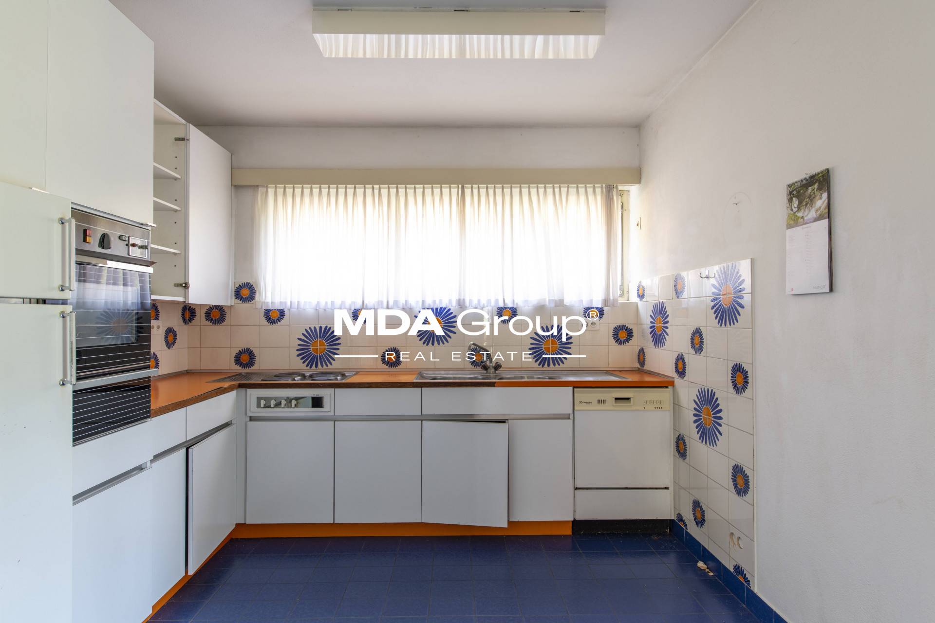 VILLA WITH BUILDING PLOT