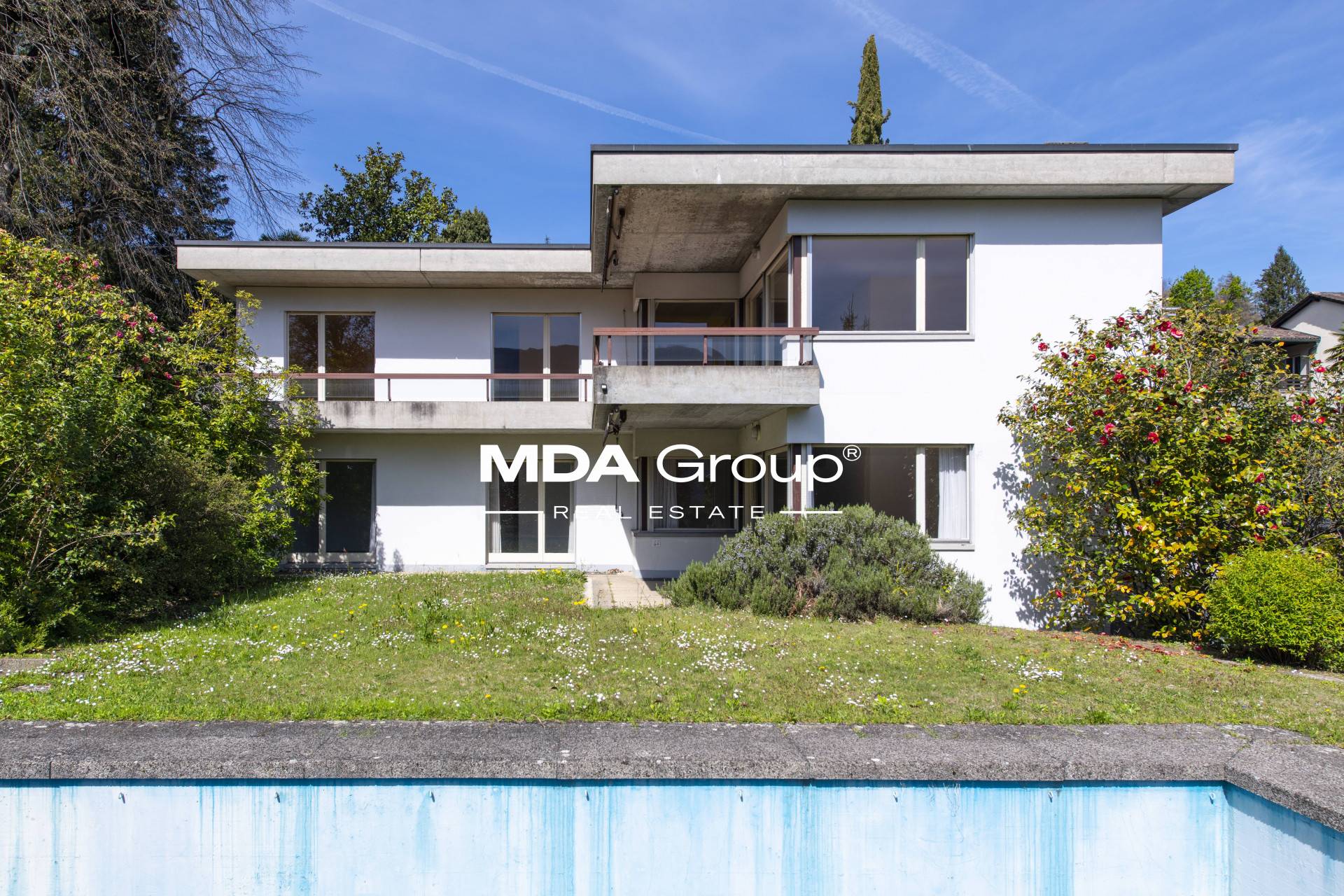 VILLA WITH BUILDING PLOT