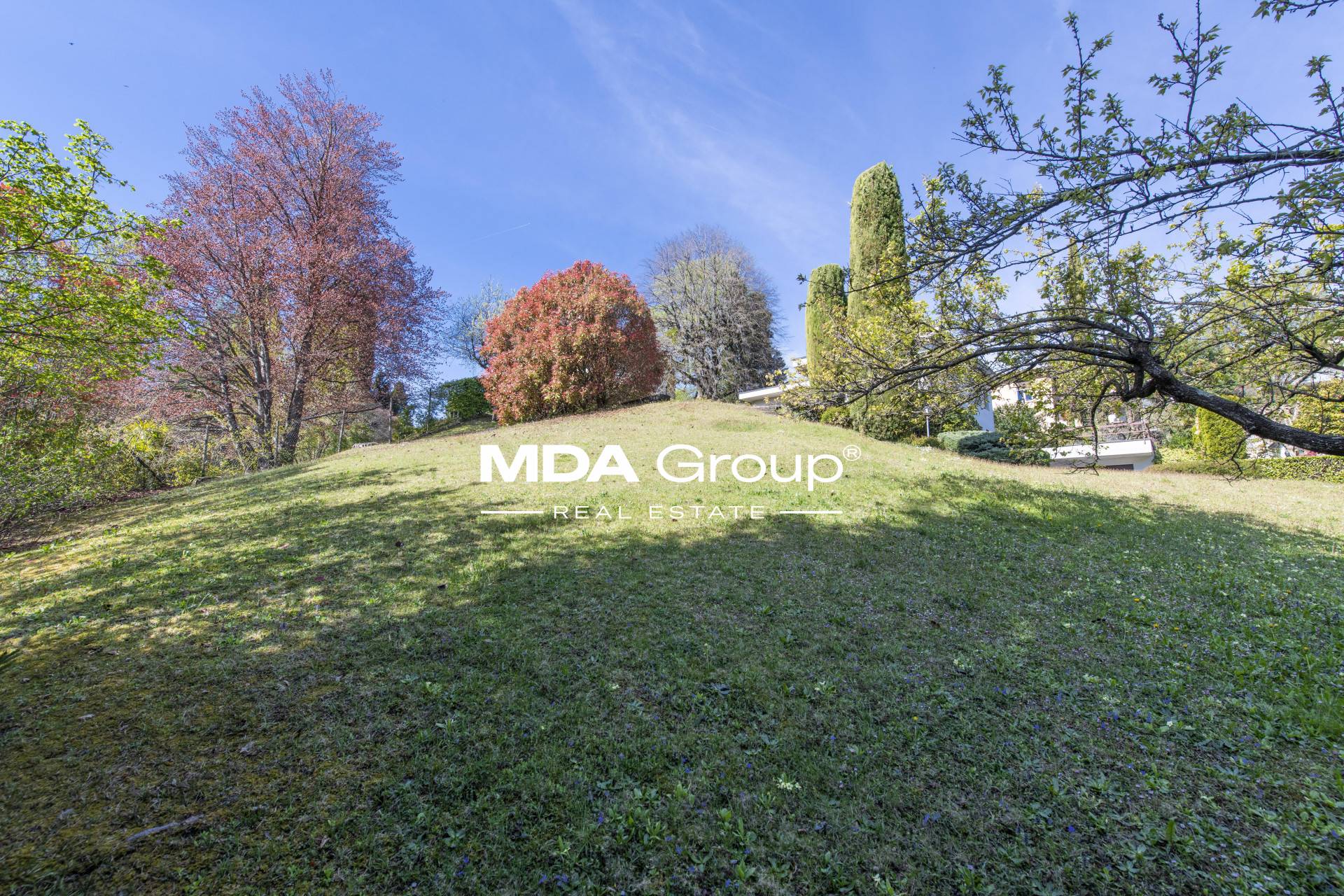 VILLA WITH BUILDING PLOT