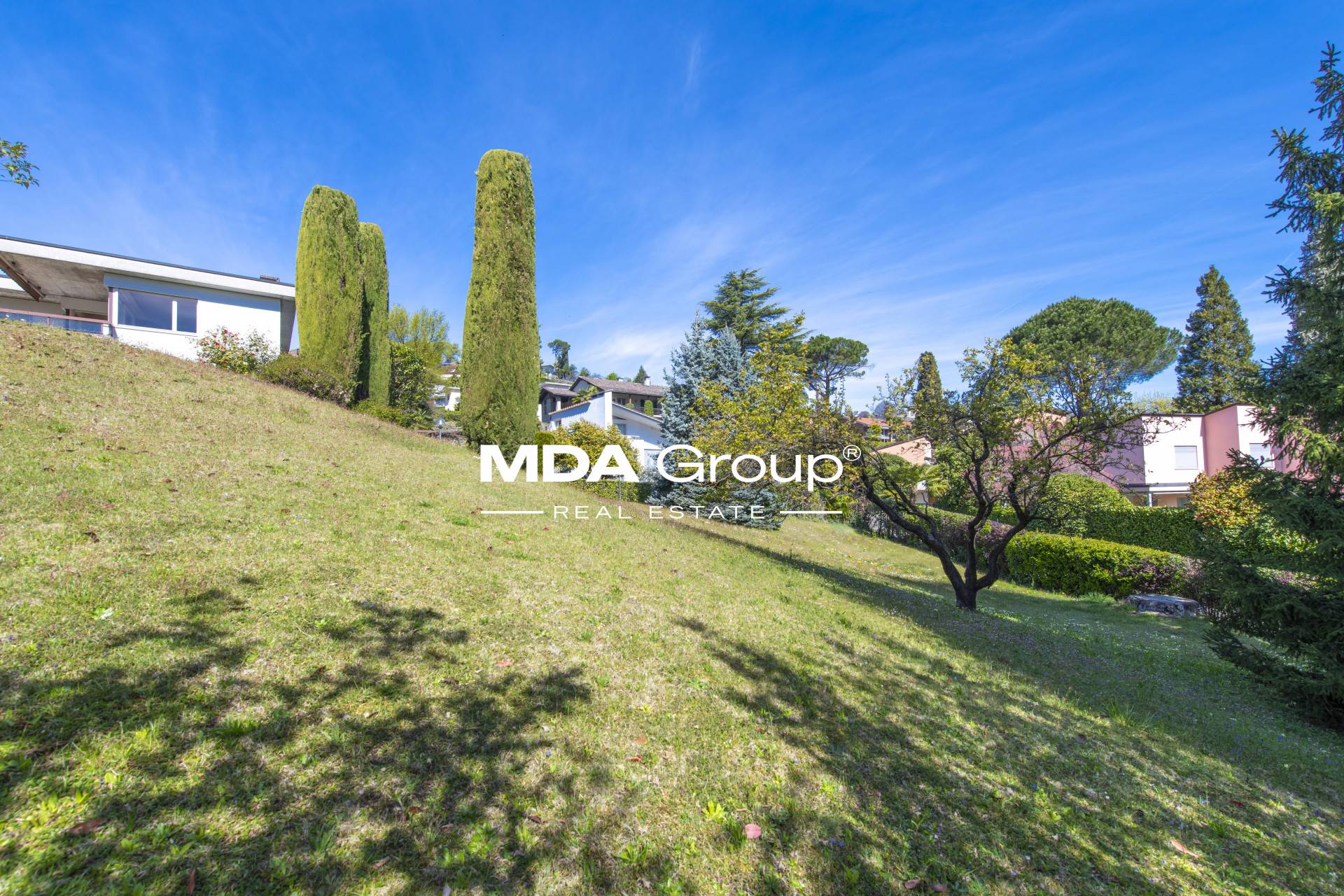 VILLA WITH BUILDING PLOT