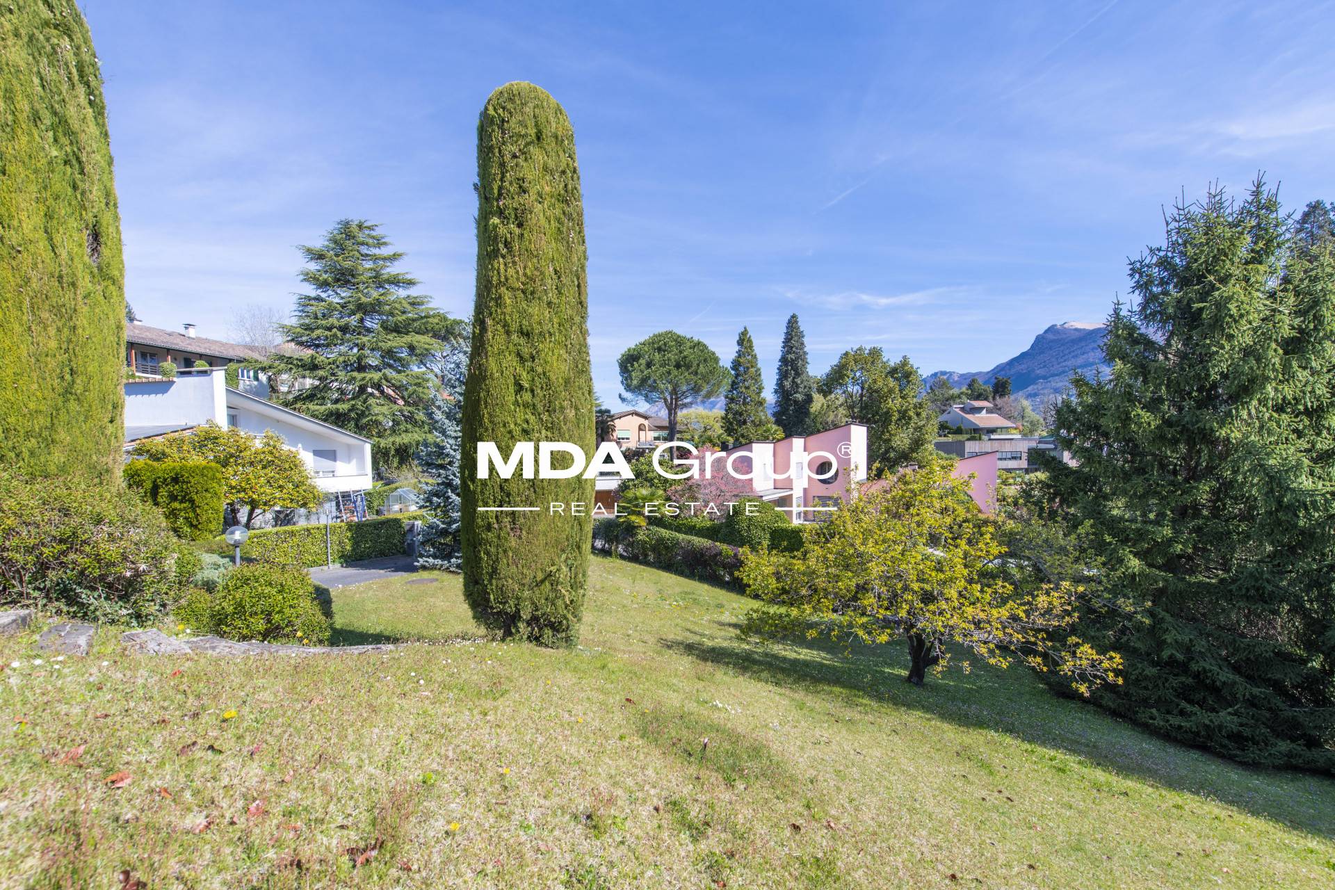 VILLA WITH BUILDING PLOT