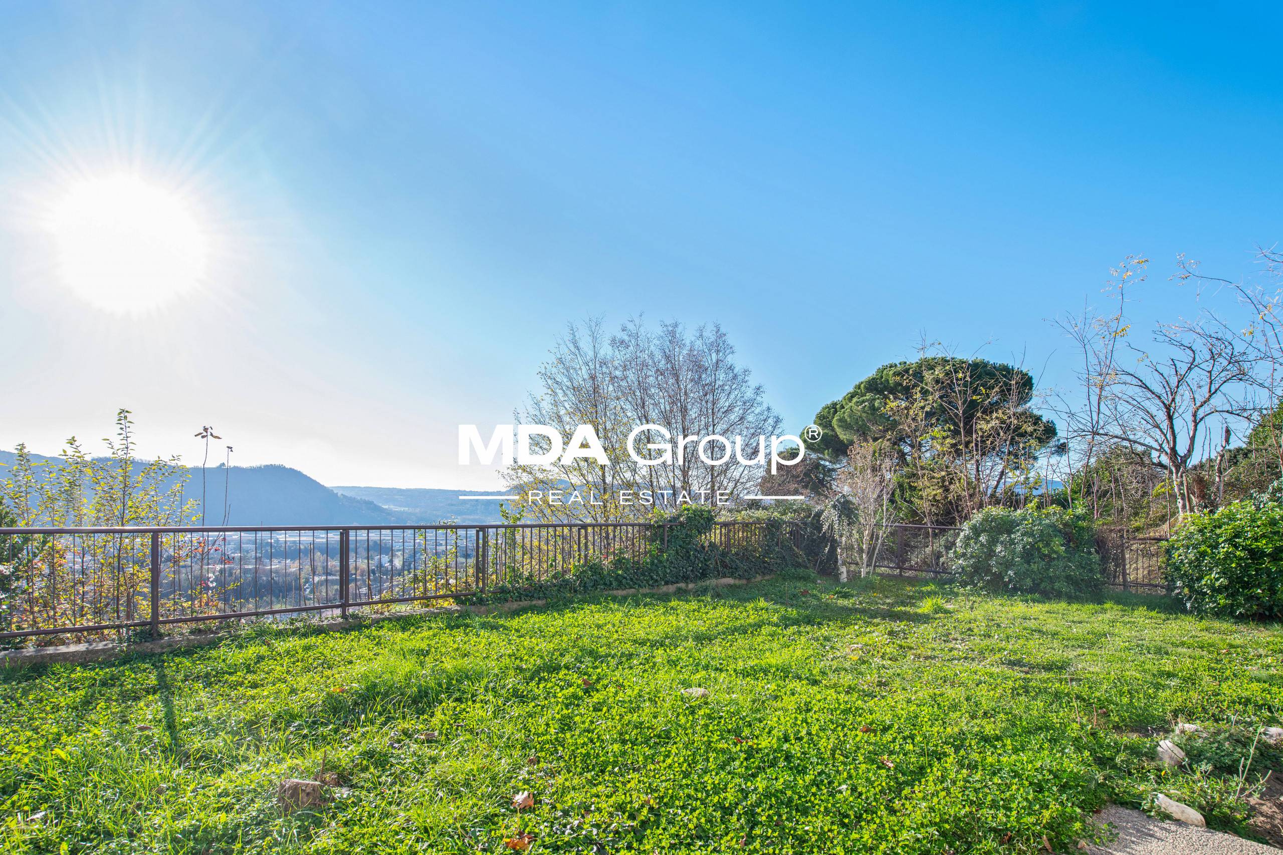 VILLA PANORAMICA ANNI ’70 DA RINNOVARE NEL VERDE