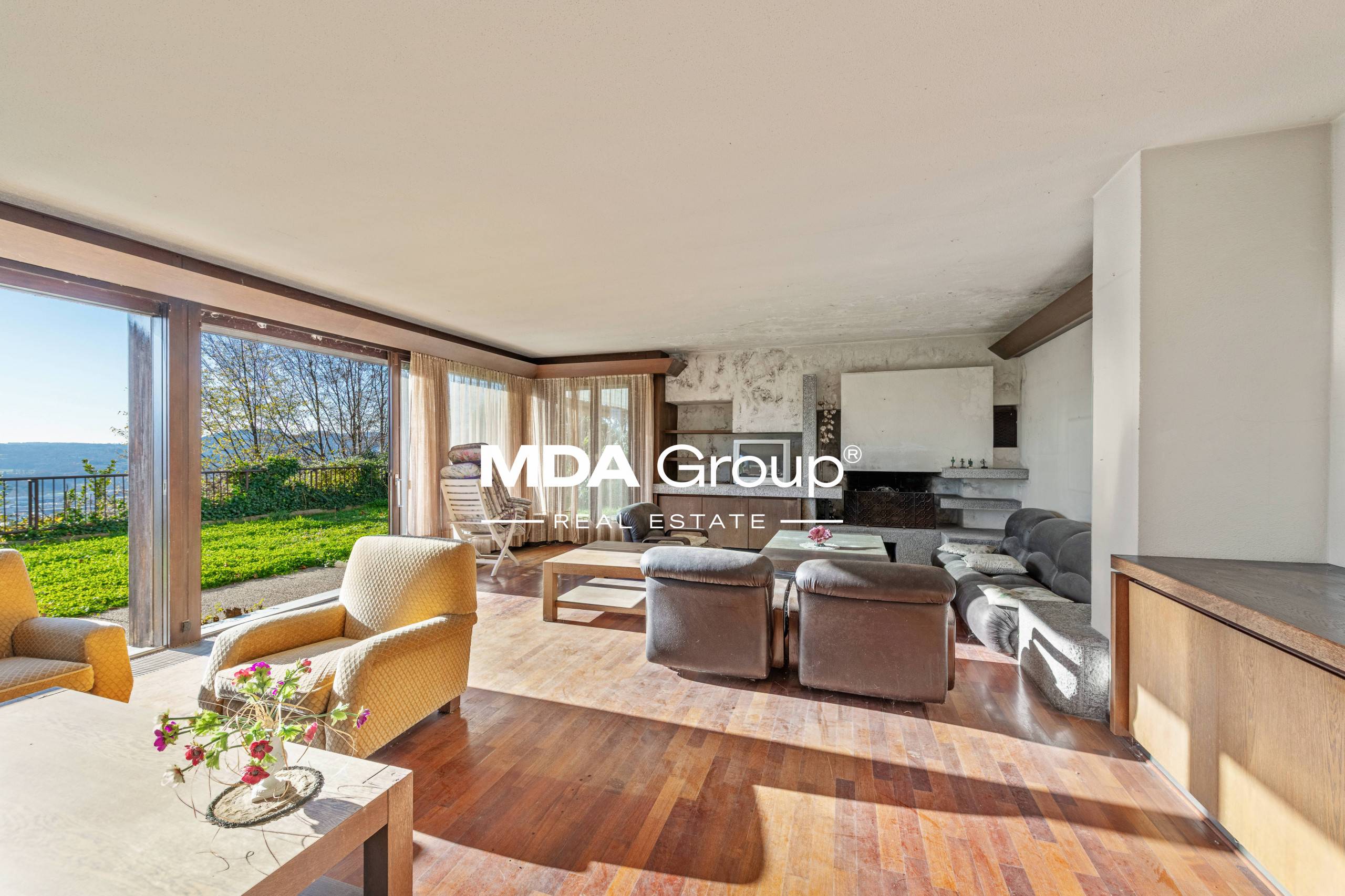 VILLA PANORAMICA ANNI ’70 DA RINNOVARE NEL VERDE