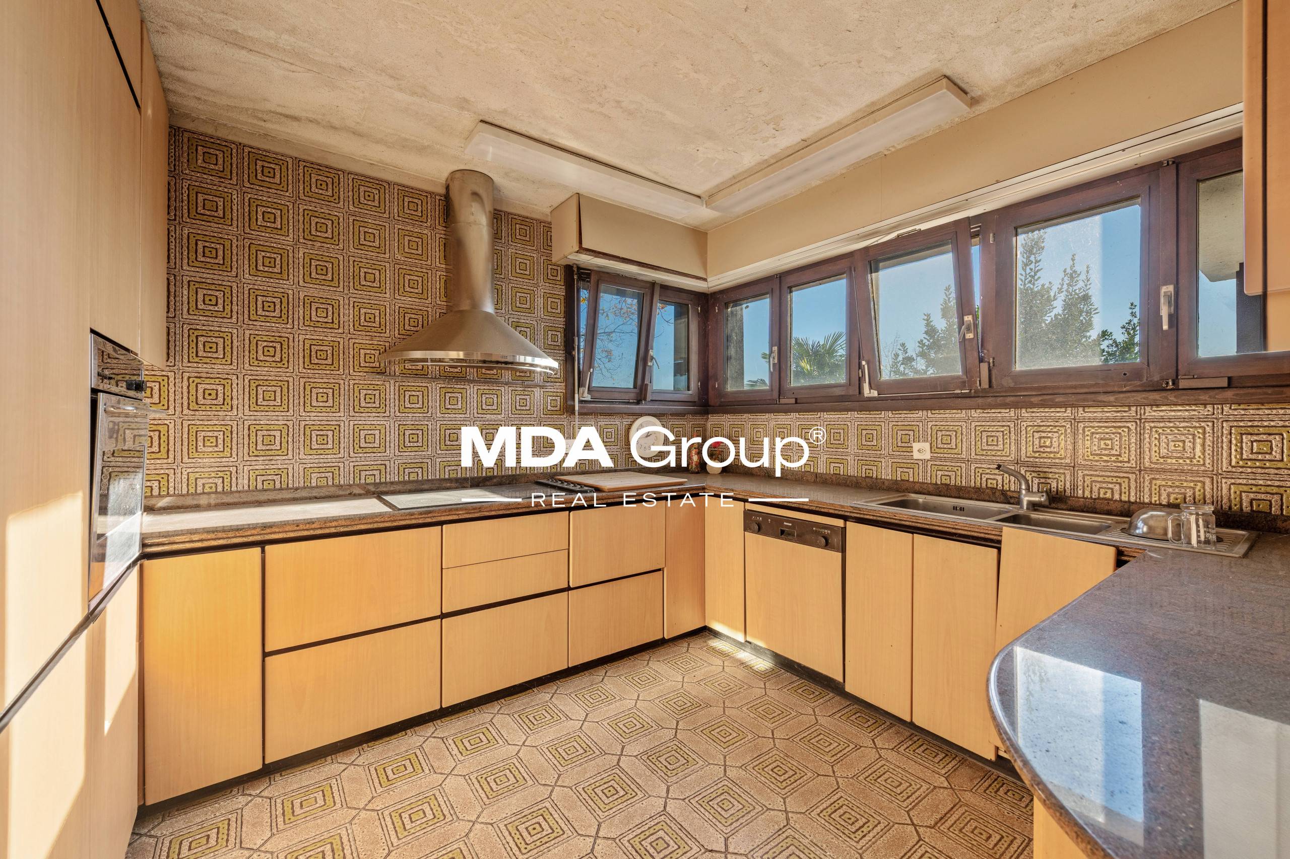 VILLA PANORAMICA ANNI ’70 DA RINNOVARE NEL VERDE