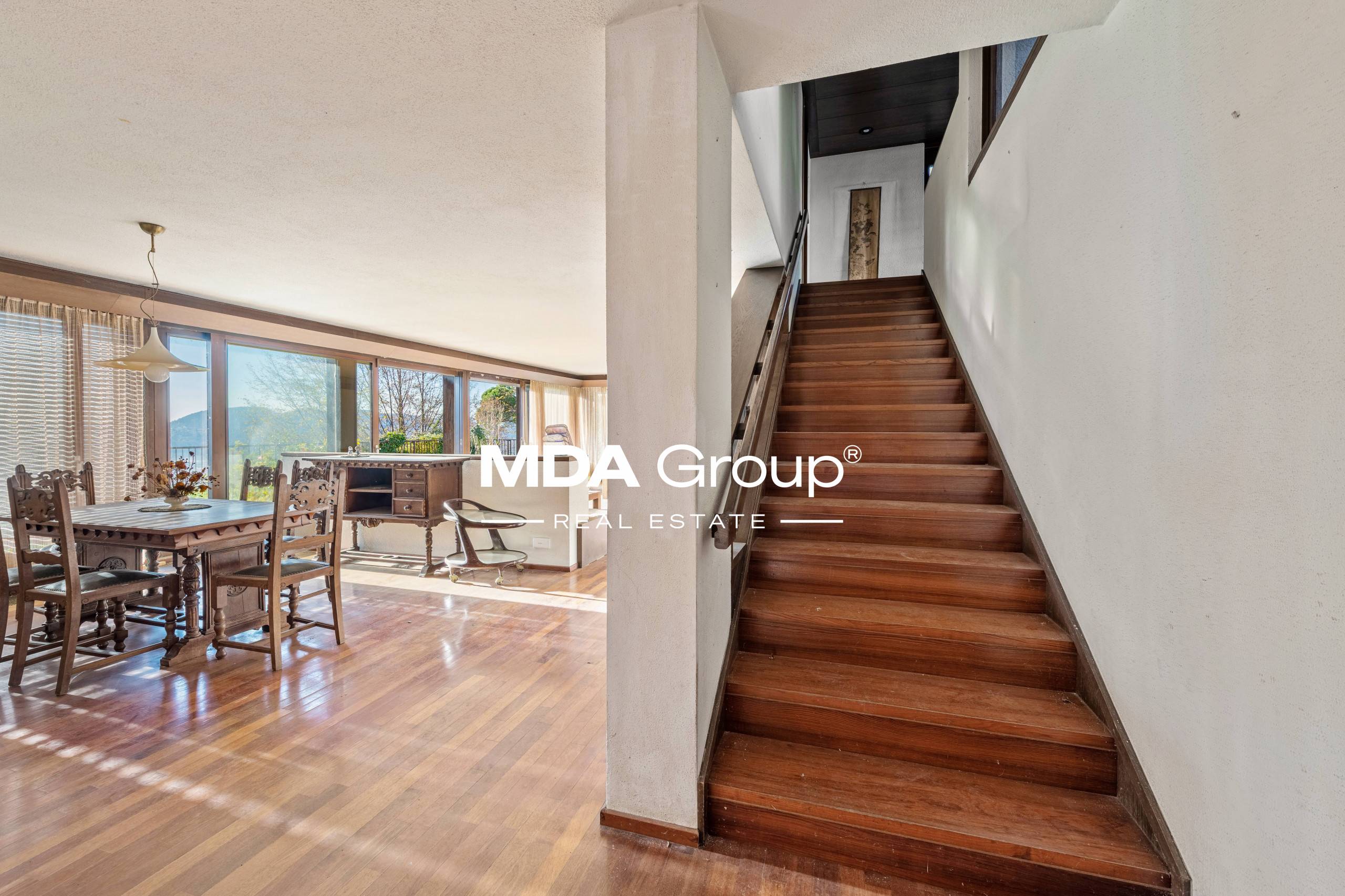 VILLA PANORAMICA ANNI ’70 DA RINNOVARE NEL VERDE