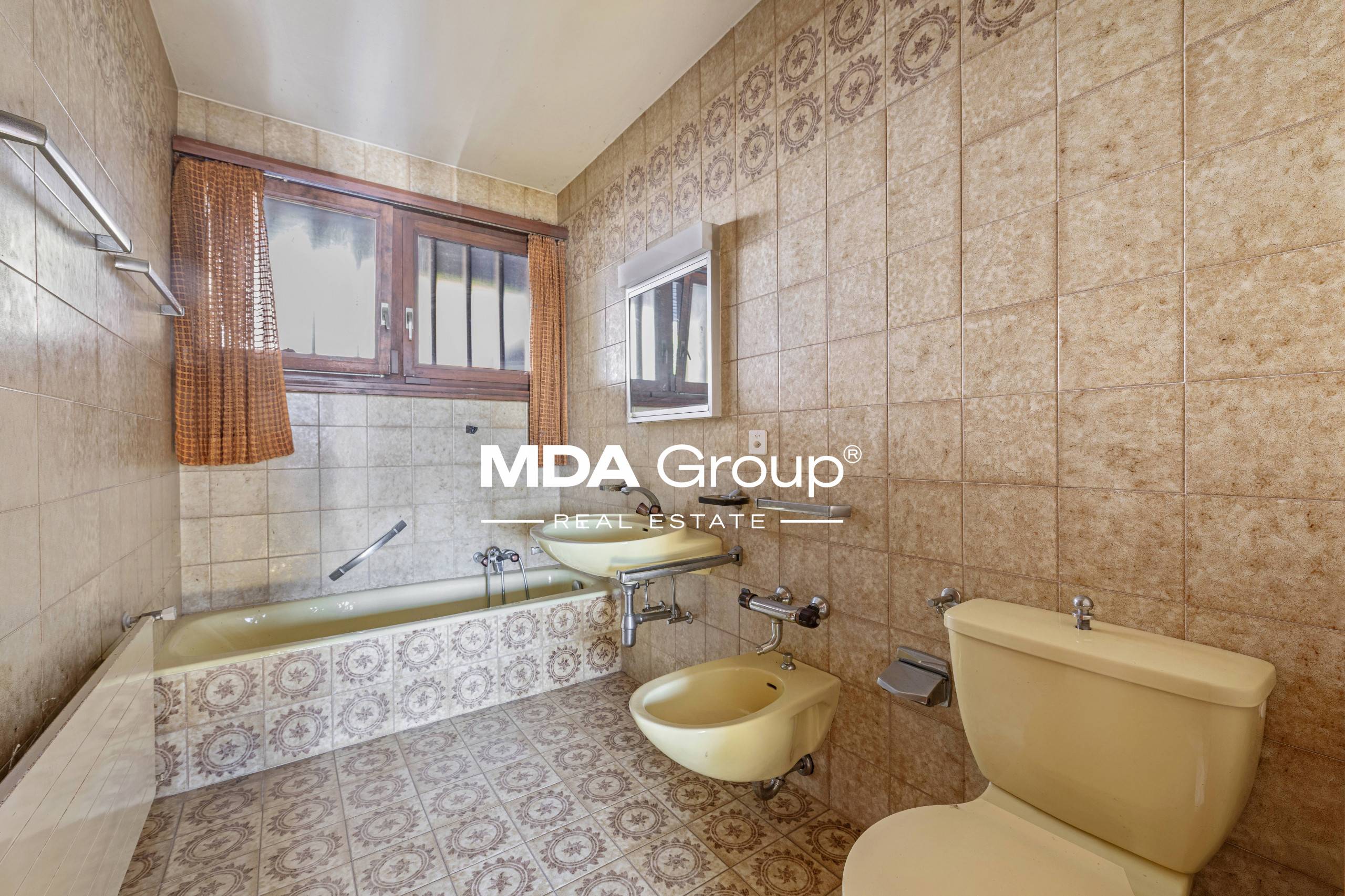 VILLA PANORAMICA ANNI ’70 DA RINNOVARE NEL VERDE