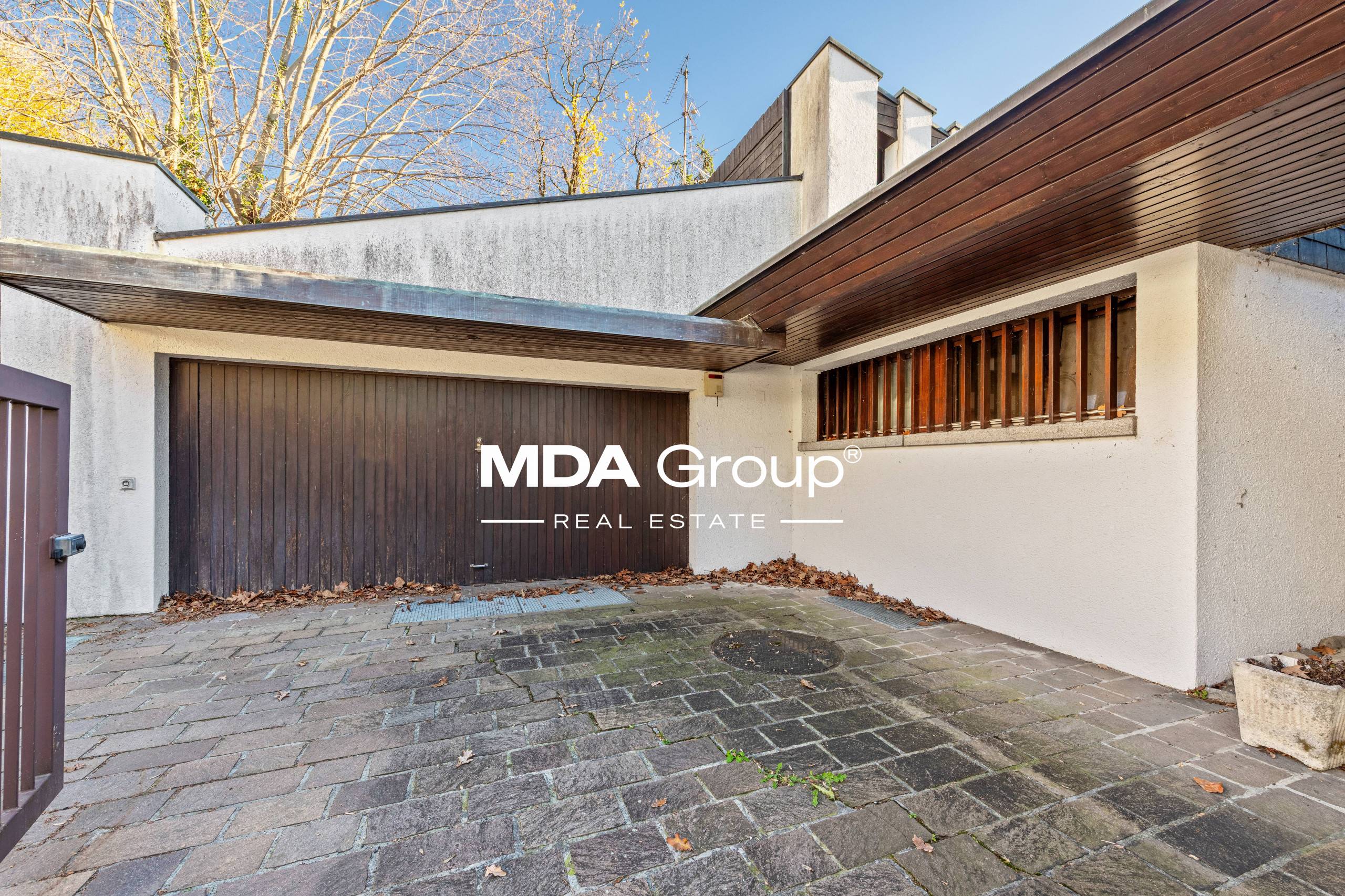 VILLA PANORAMICA ANNI ’70 DA RINNOVARE NEL VERDE