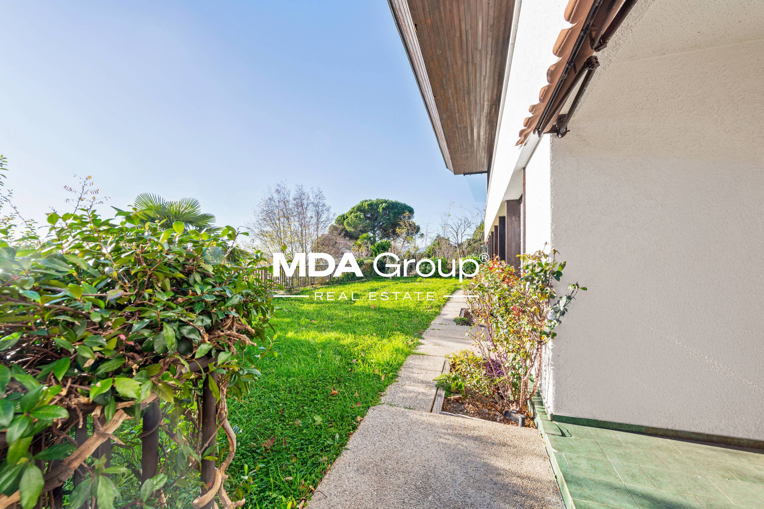 VILLA PANORAMICA ANNI ’70 DA RINNOVARE NEL VERDE